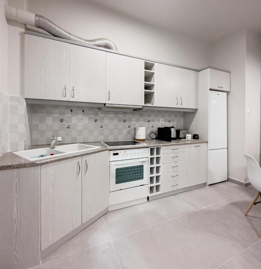Metro Chic Haven: Modernized Urban Studio Near The Tram Atenas Exterior foto