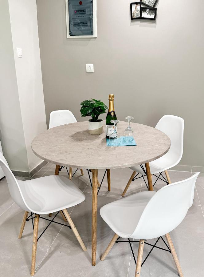 Metro Chic Haven: Modernized Urban Studio Near The Tram Atenas Exterior foto